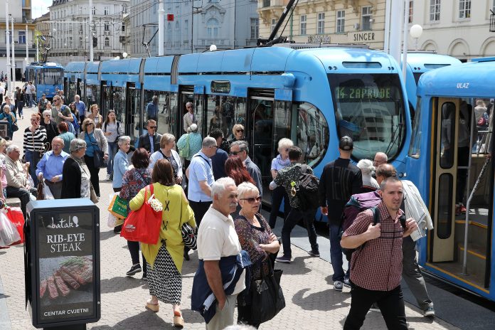 Svi tramvaji su stali točno u podne